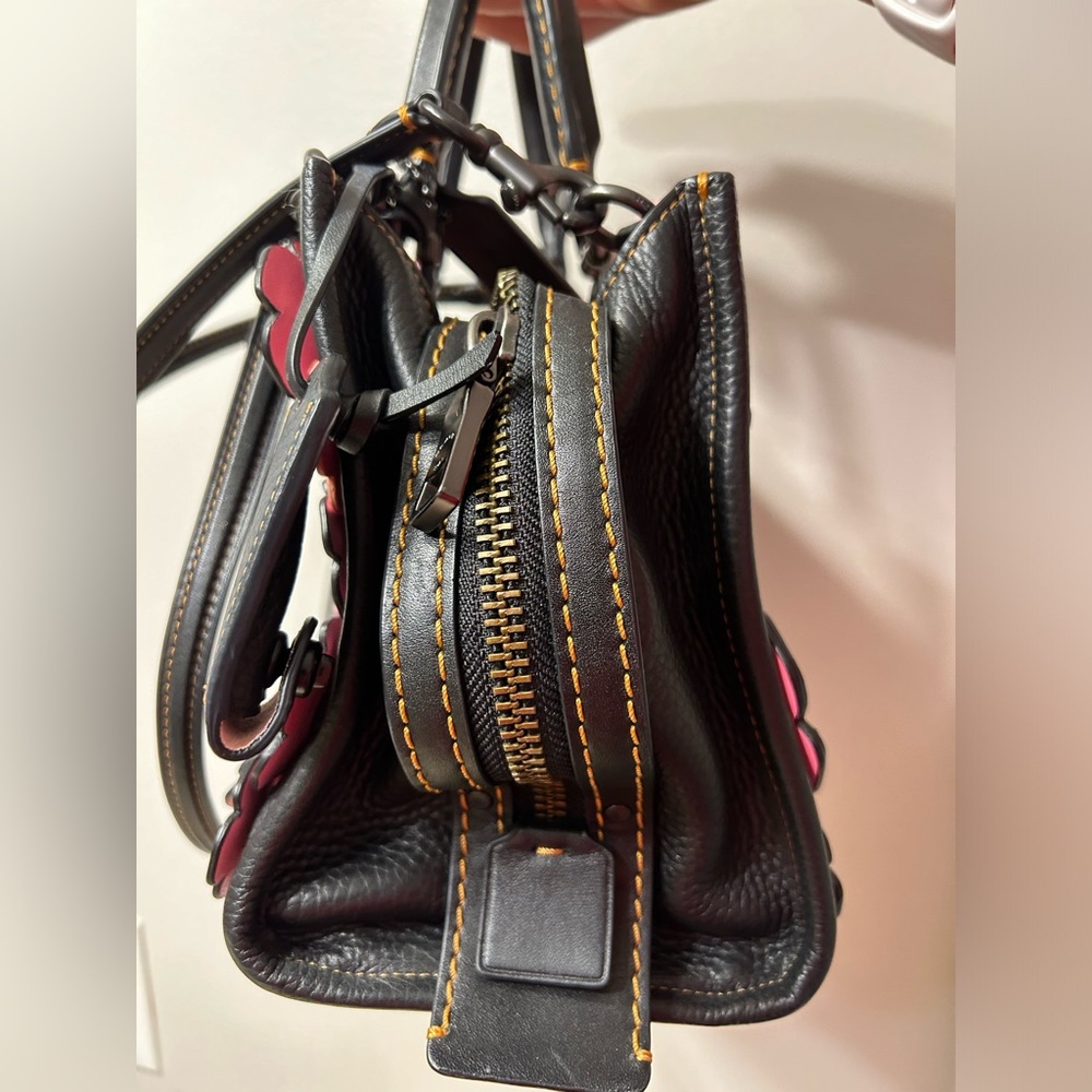 COACH 1941 Rogue 25 with Tea Rose Applique Black Pink Pebble Leather 87065 - Picture 4 of 15